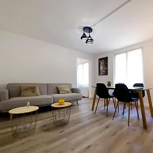 Au Coeur De La Cours (Rhone)
